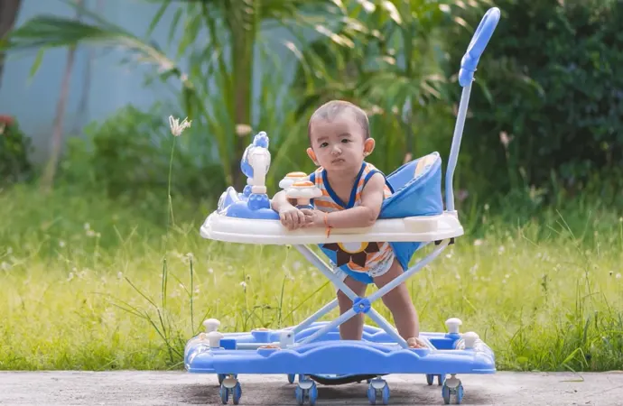 The presences of safety straps bring comfort and safeguard the baby from falling when the Walker is on the move
